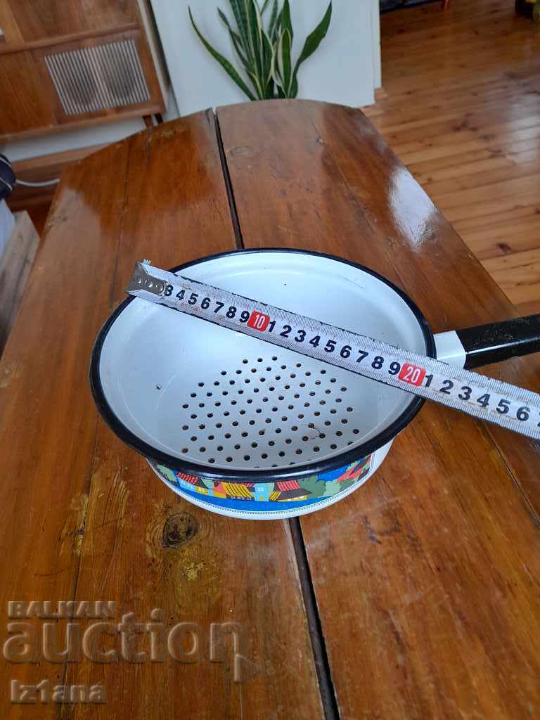 Delivery of Old enameled strainer, colander