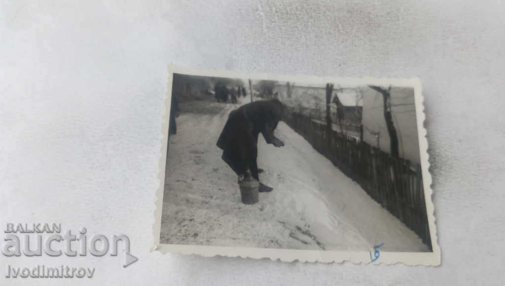 Снимка София Жена с дамаджана на снежна улица