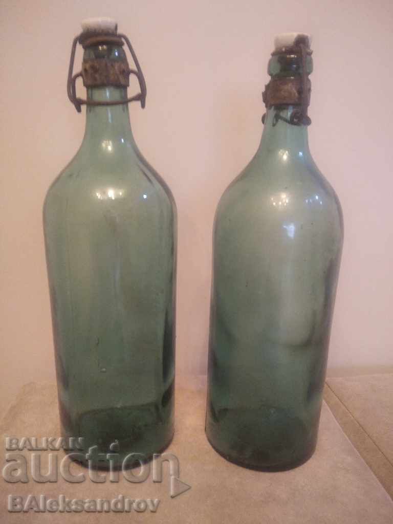 Πολλά μπουκάλια Αυτοκρατορικής περιόδου με πορσελάνινα καπάκια