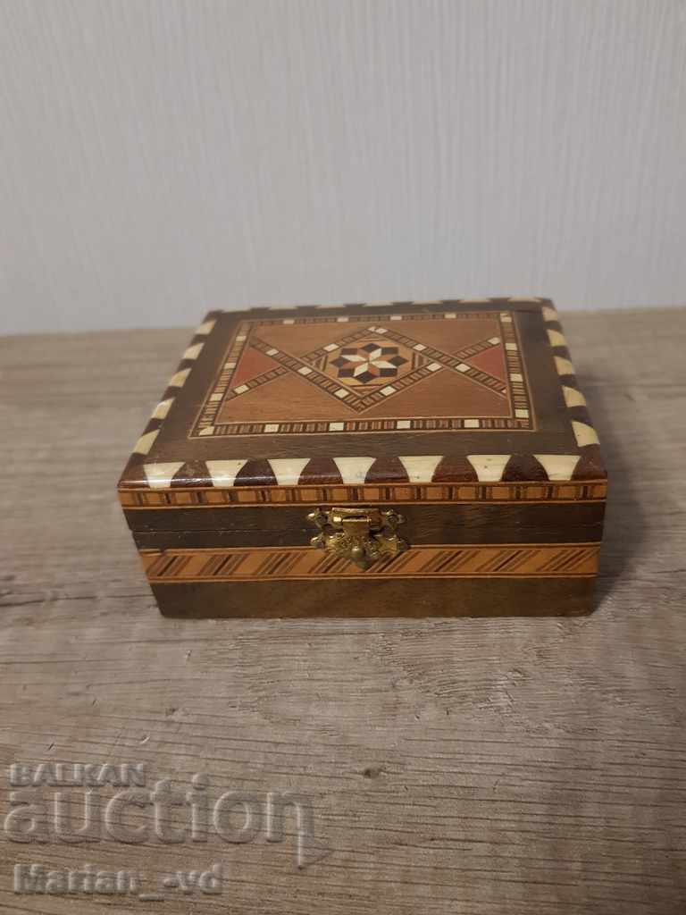 Стара дървена кутийка за бижута