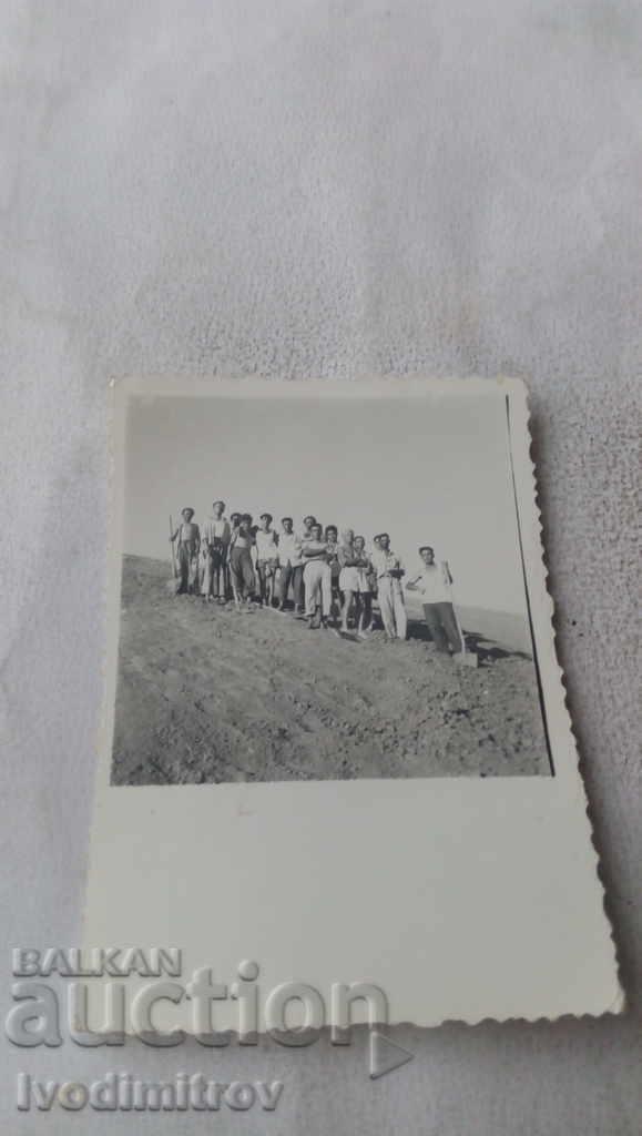 Φωτογραφία Νέοι με φτυάρια σε μια ταξιαρχία