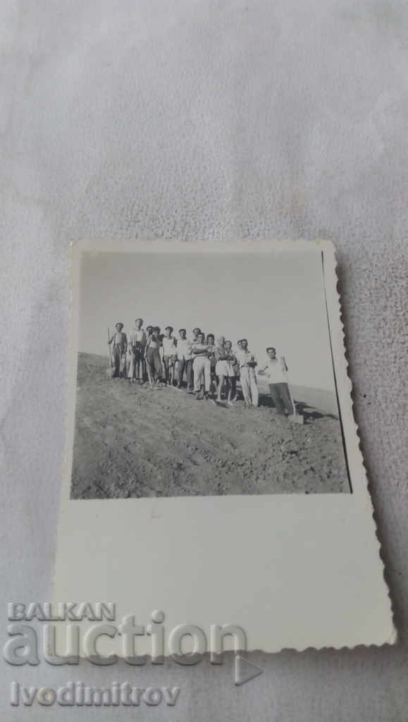 Photo Young people with shovels on a brigade