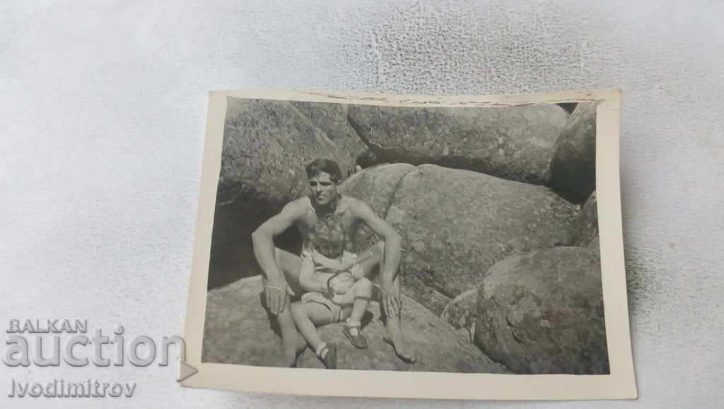 Foto Tatăl cu fiica lui pe pietre