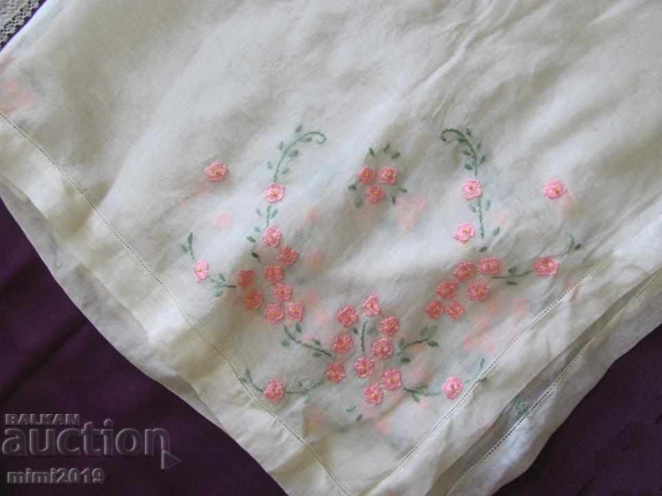 20s Vintic Hand Embroidered Tablecloths, Box 2 pieces - 5 20s Vintic Hand Embroidered Tablecloths, Box 2 pieces - 5