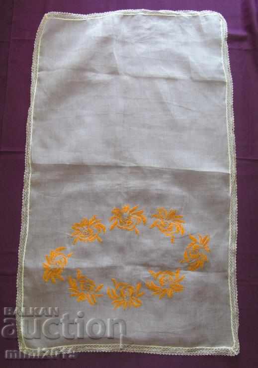 20s Vintic Hand Embroidered Tablecloths, Box 2 pieces - 6 20s Vintic Hand Embroidered Tablecloths, Box 2 pieces - 6