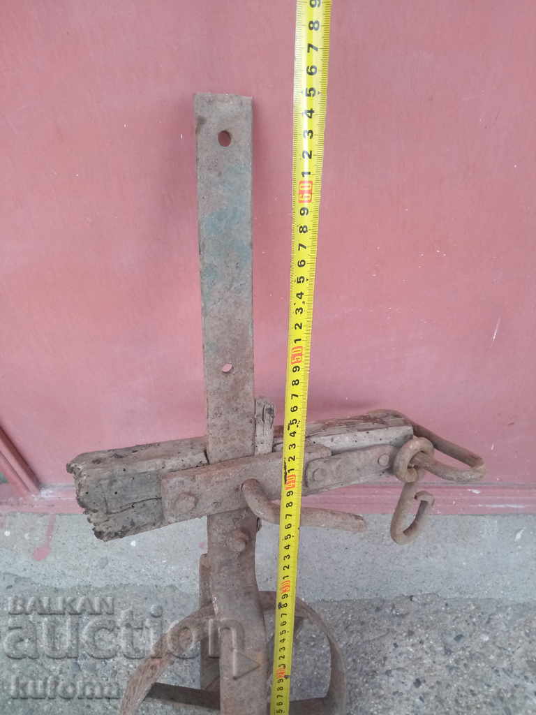 Auction An old iron wheel Auction An old iron wheel