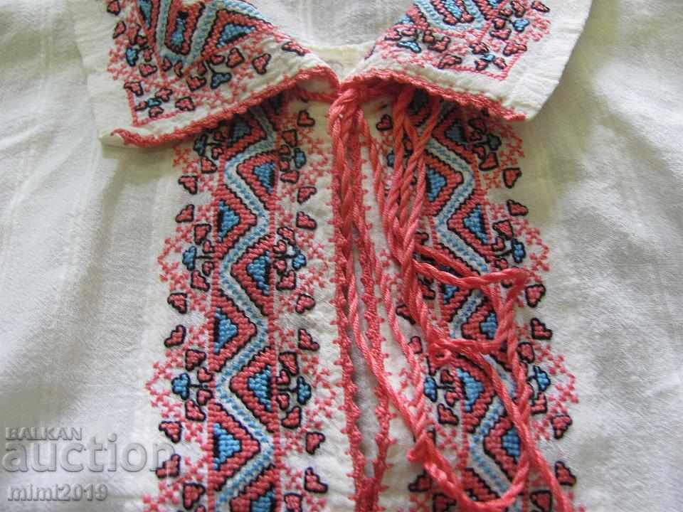 Auction  Vintage Women's Shirt Hand Embroidery Folk Motifs