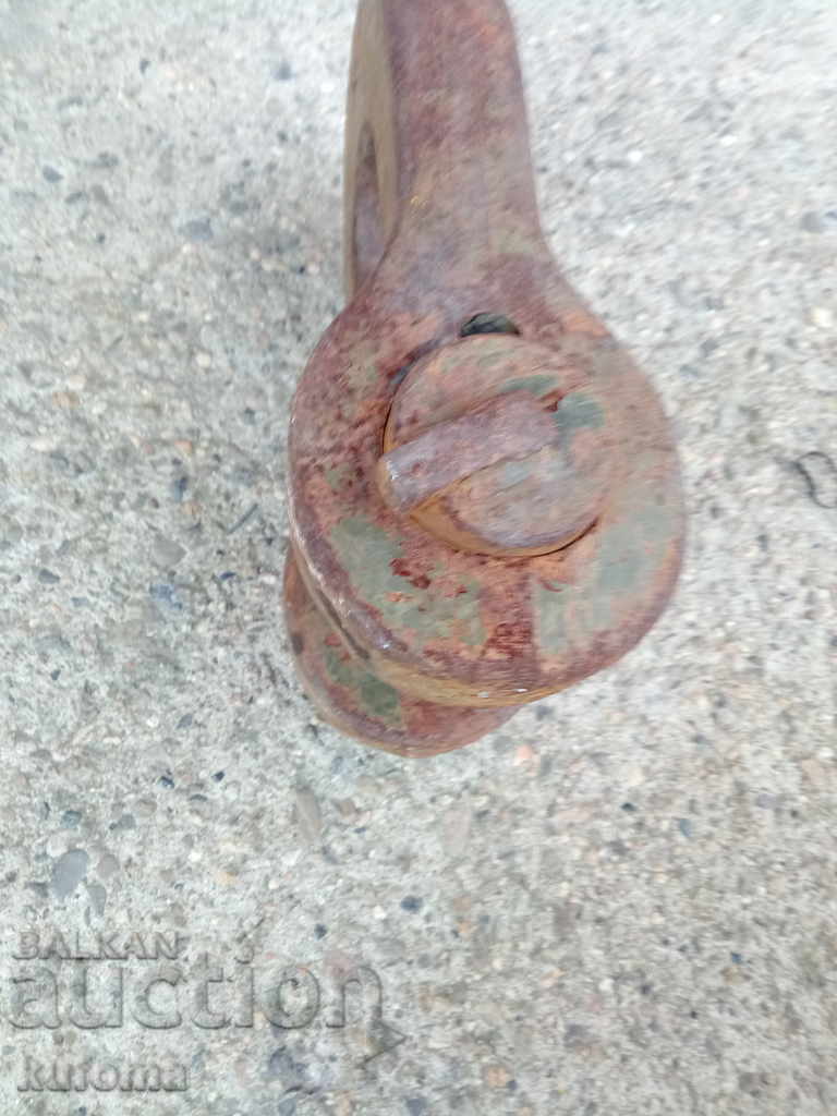 Livrarea Nu pot traduce "Shegel" în română, deoarece este scris