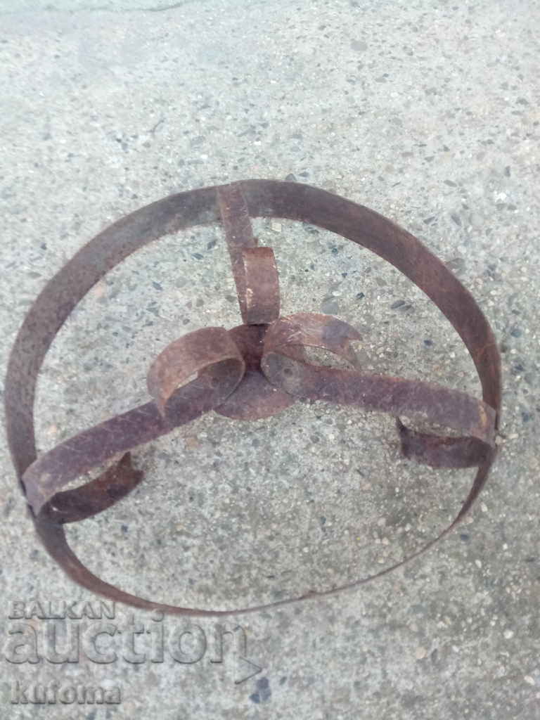 Δημοπρασία Ένα παλιό πλαστό αντικείμενο Δημοπρασία Ένα παλιό πλαστό αντικείμενο