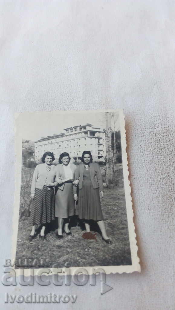 Foto Trei femei în fața unei stații de odihnă