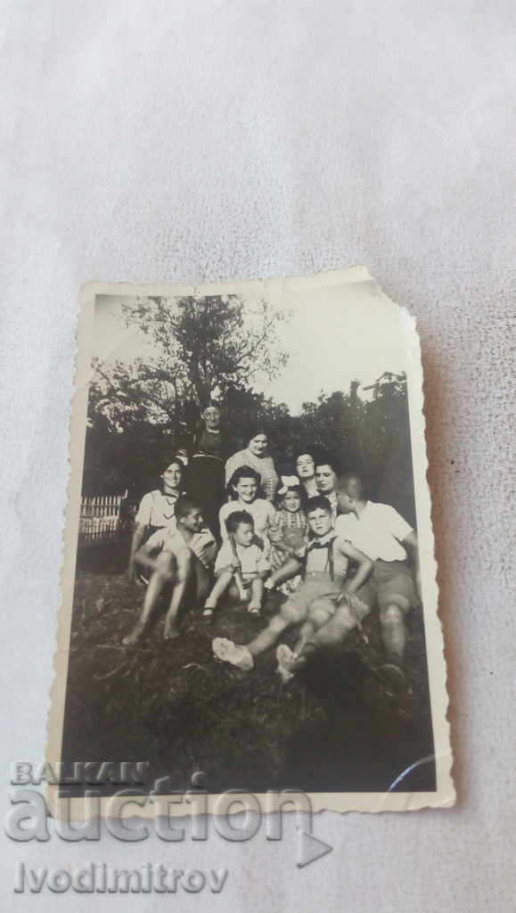Снимка Жени и деца на поляната в двора