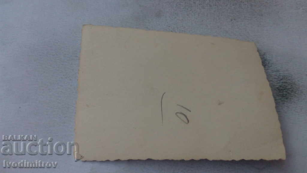 Φωτογραφία Μικρό κορίτσι σε ένα δρομάκι στην αυλή με τιμή 1.65 BGN | € 0.84 Φωτογραφία Μικρό κορίτσι σε ένα δρομάκι στην αυλή με τιμή 1.65 BGN | € 0.84