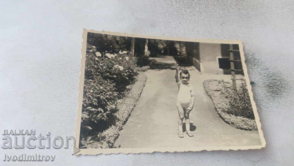 Φωτογραφία Μικρό κορίτσι σε ένα δρομάκι στην αυλή