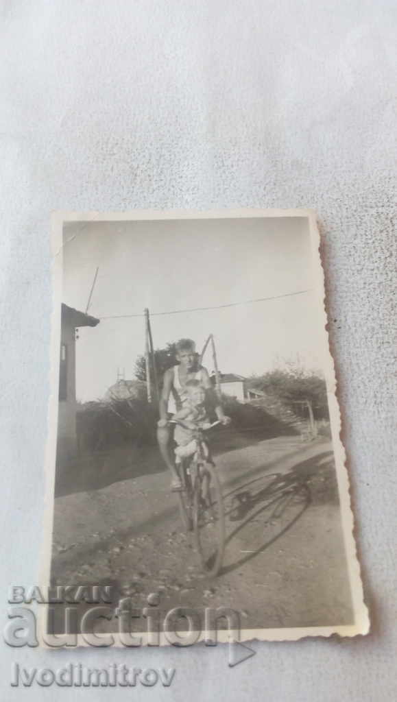 Fotografie Doi băieți pe o bicicletă retro