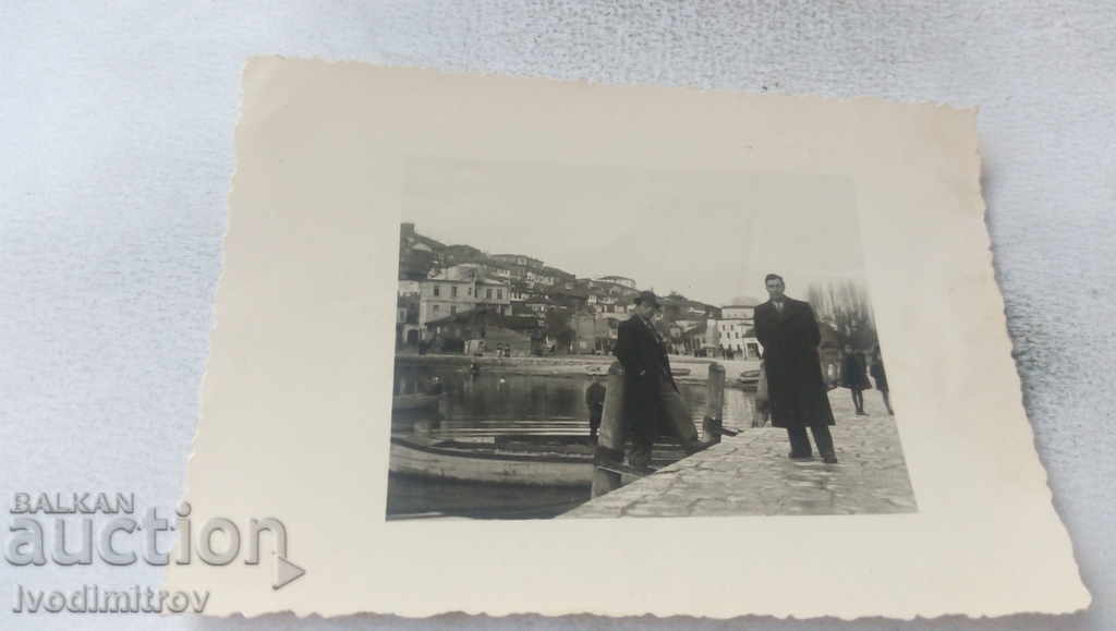 Fotografie Ohrid Doi bărbați lângă râu