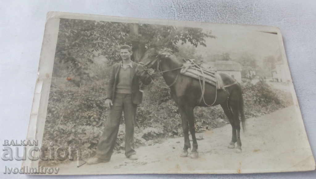 Photo Man with a horse with a saddle