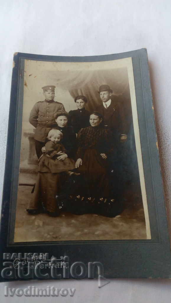 Снимка Войник със семейството си Картон