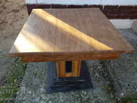 Стара маса направена от бряст