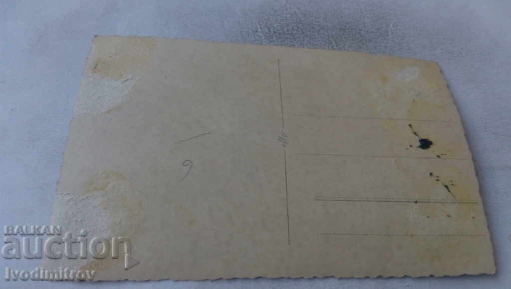 Φωτογραφία Δύο νεαροί άνδρες γυμνοί μέχρι τη μέση σε χαμηλή εκκίνηση με τιμή 3.45 BGN | € 1.76 Φωτογραφία Δύο νεαροί άνδρες γυμνοί μέχρι τη μέση σε χαμηλή εκκίνηση με τιμή 3.45 BGN | € 1.76