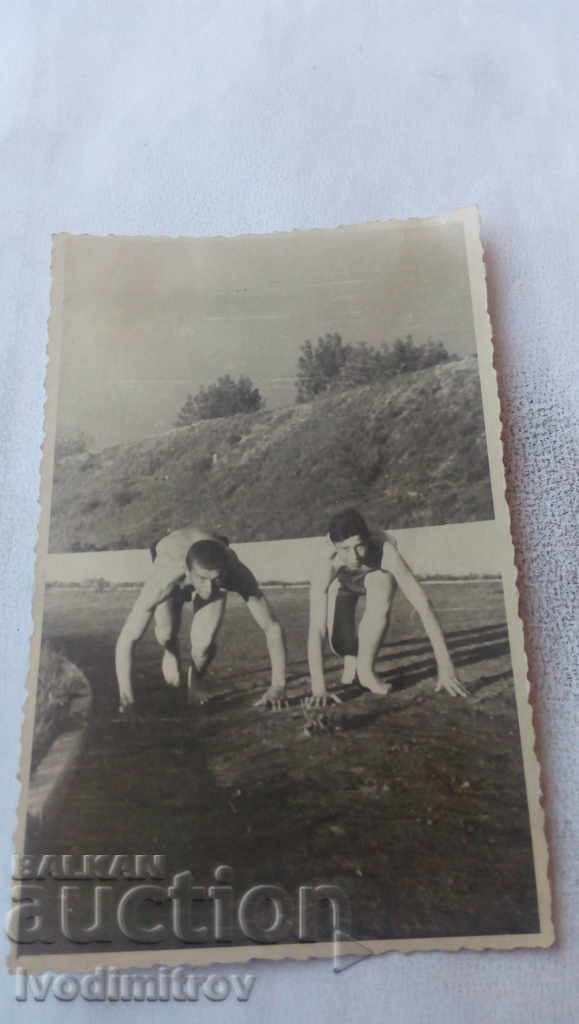 Fotografie Doi tineri goi până la brâu într-un tresărire scăzută