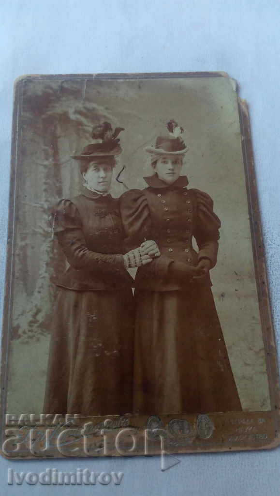Photo Two women in black cardboard dresses
