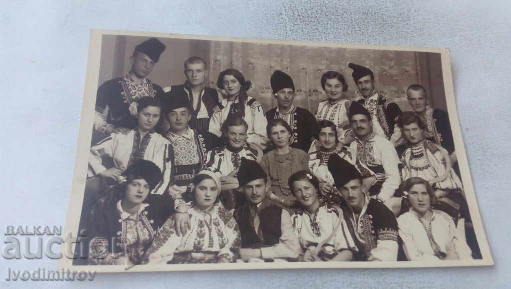 Снимка Младежи и девойки в народни носии 1936