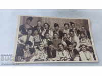 Φωτογραφία Νέοι άνδρες και γυναίκες με παραδοσιακές φορεσιές 1936