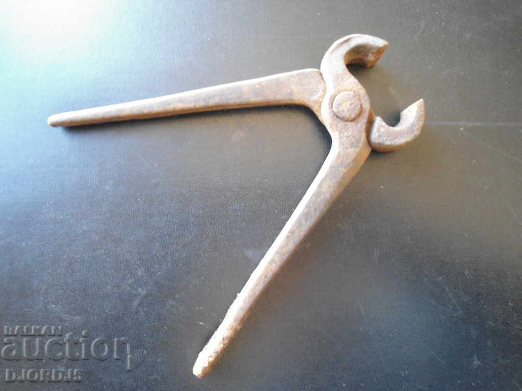 Old pliers with price 2.00 BGN | € 1.02 Old pliers with price 2.00 BGN | € 1.02