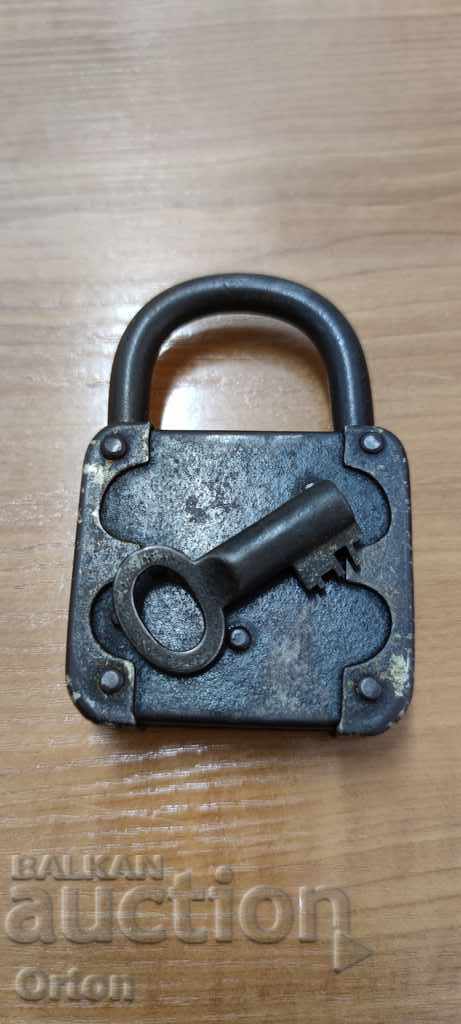OLD LARGE GERMAN PADLOCK D.R.G.M - 5 OLD LARGE GERMAN PADLOCK D.R.G.M - 5
