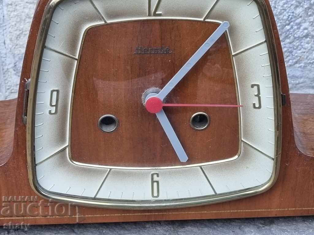 Old desktop clock with price 90.00 BGN | € 46.02 Old desktop clock with price 90.00 BGN | € 46.02