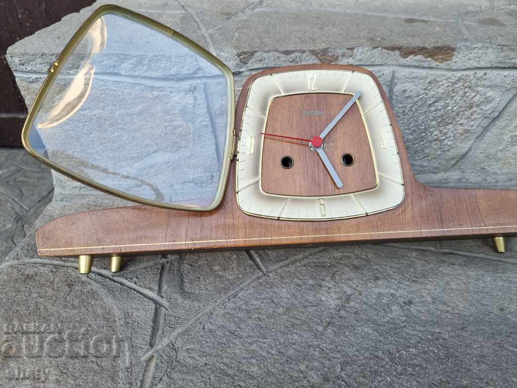 Delivery of Old desktop clock Delivery of Old desktop clock