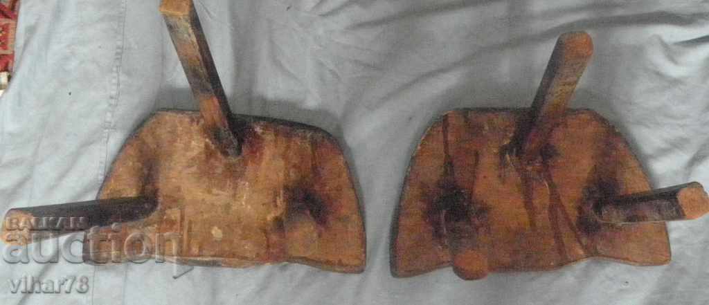 Delivery of old three-legged chairs-2 pieces Delivery of old three-legged chairs-2 pieces