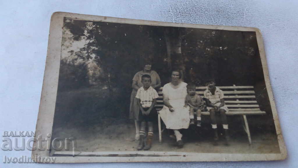 Photo Two women with their children on a bench