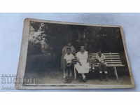 Φωτογραφία Δύο γυναίκες με τα παιδιά τους σε ένα παγκάκι