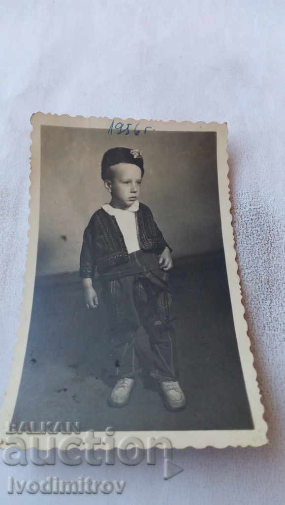 Φωτογραφία Μικρό αγόρι με παραδοσιακή φορεσιά
