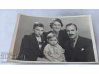 Снимка Мъж и две жени с двете си деца