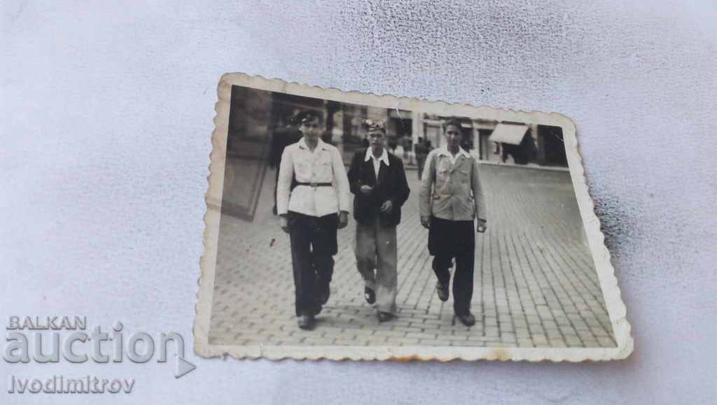 Φωτογραφία Σοφία Τρεις νέοι σε μια βόλτα