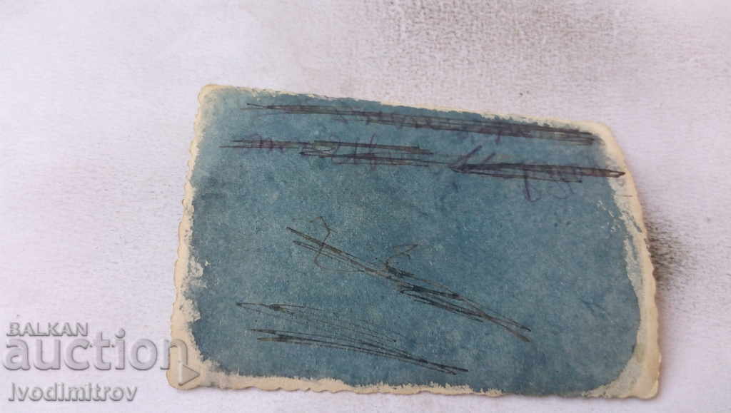 Φωτογραφία Άνδρες και γυναίκες στον κεντρικό δρόμο του χωριού με τιμή 1.65 BGN | € 0.84