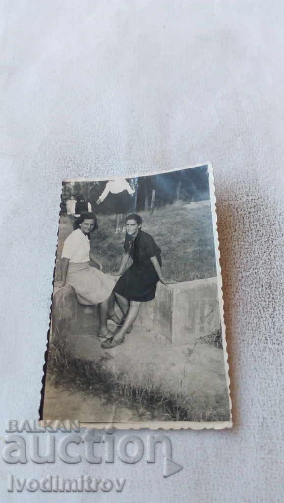 Снимка Угърчинъ Две млади момичета 1943