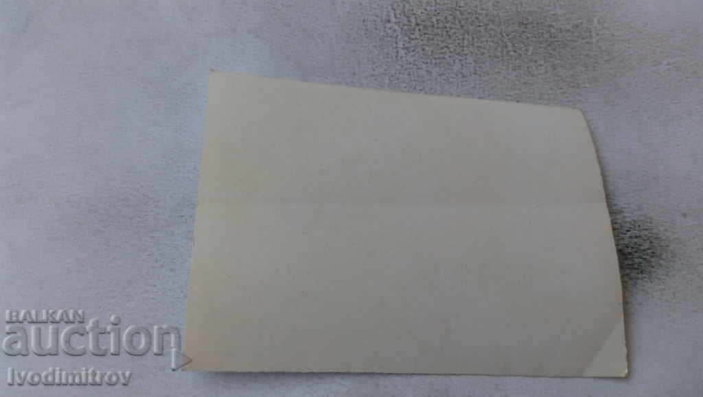 Φωτογραφία Γυναίκα με τα δύο παιδιά της με τιμή 1.65 BGN | € 0.84 Φωτογραφία Γυναίκα με τα δύο παιδιά της με τιμή 1.65 BGN | € 0.84