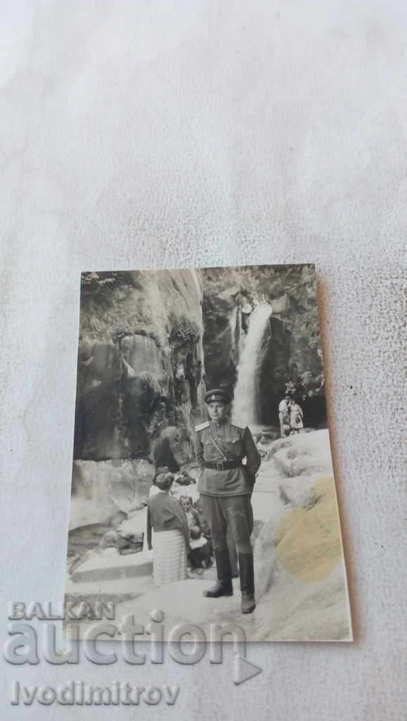 Ofițer foto în fața cascadei