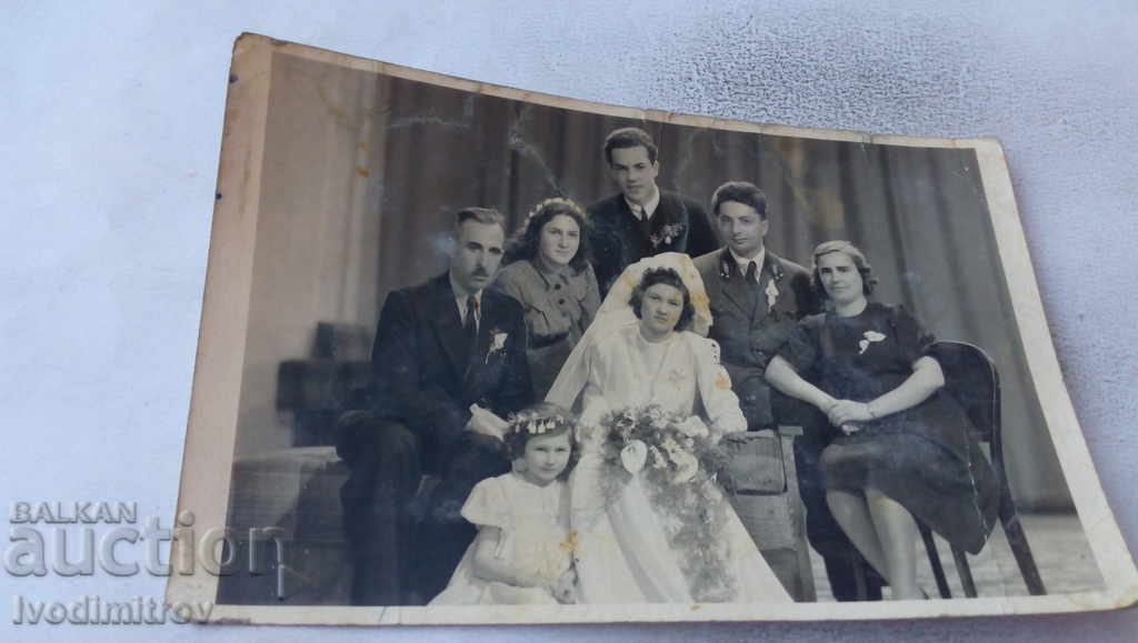 Φωτογραφία Σοφία Νεόνυμφοι με τους φίλους τους 1945