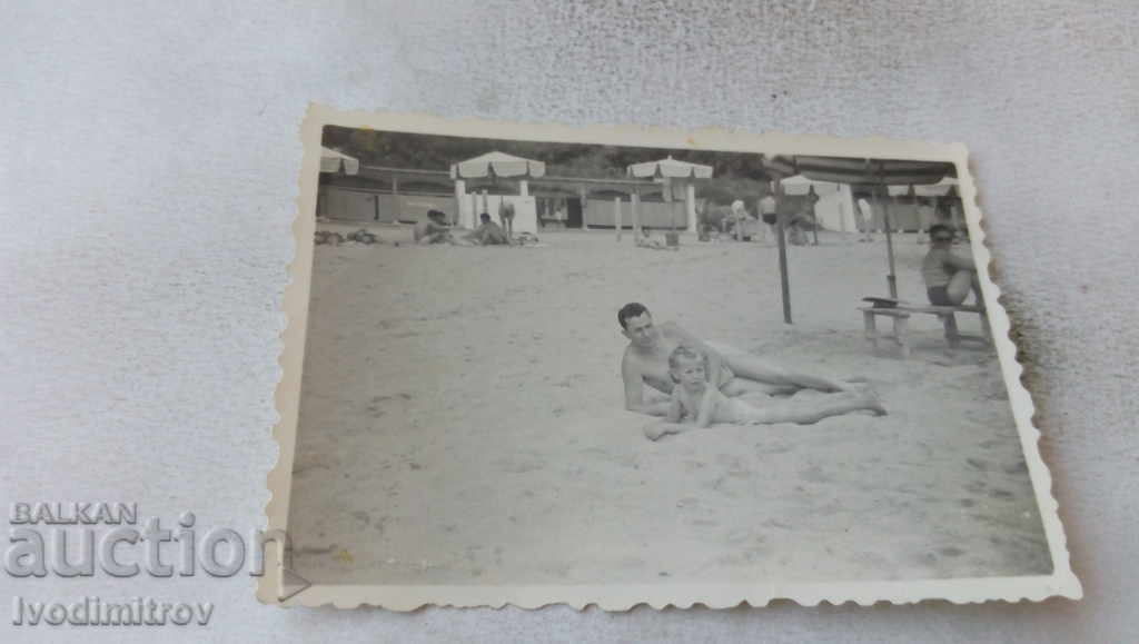 Fotografie Varna Bărbat cu o fată pe plajă 1958
