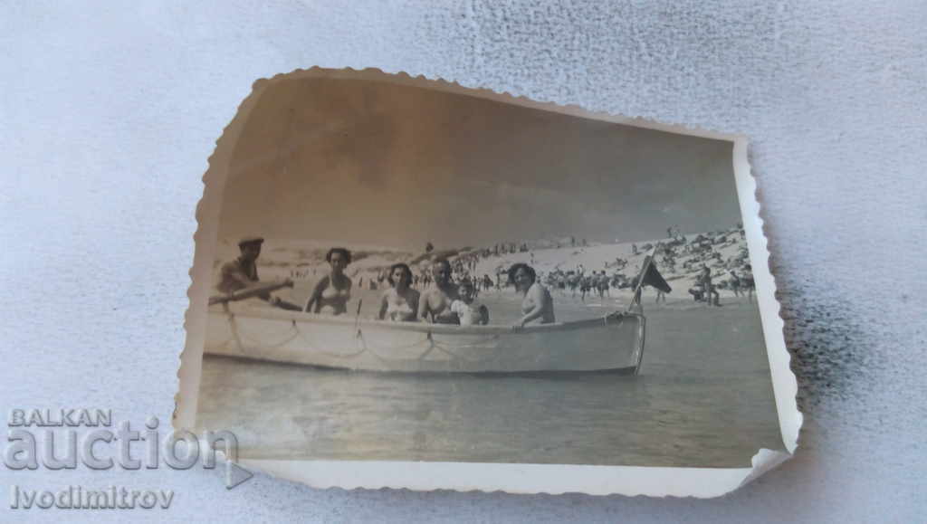 Foto Familie într-o excursie cu barca în mare