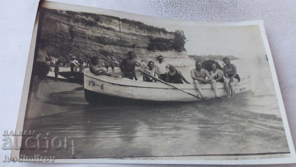 Fotografie Două familii într-o excursie cu barca № 70 în mare