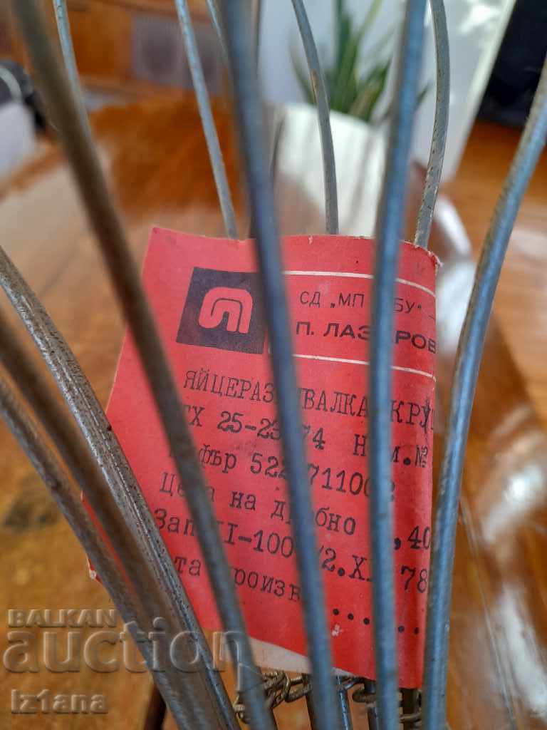 Δημοπρασία Ένα παλιό αυγοδάρτη Δημοπρασία Ένα παλιό αυγοδάρτη