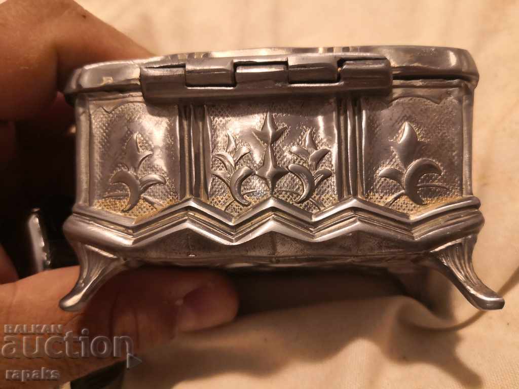 Auction A small box for jewelry, snuff, remains Auction A small box for jewelry, snuff, remains