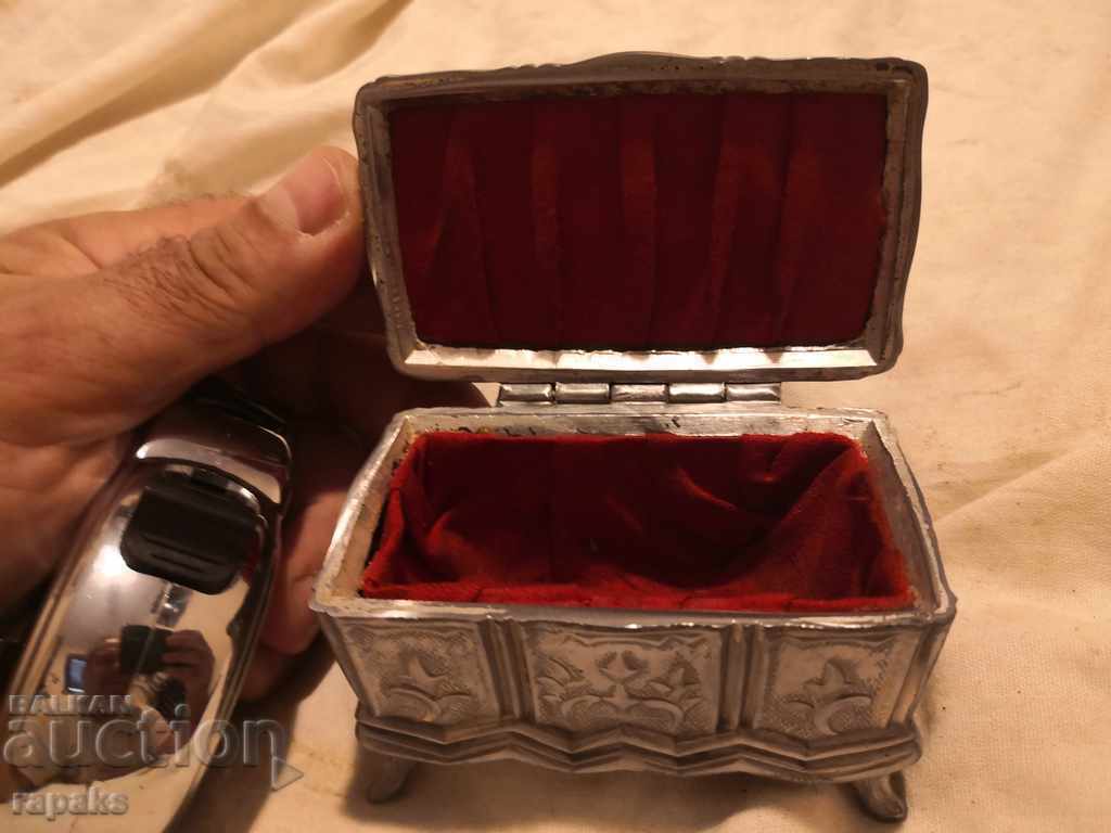 A small box for jewelry, snuff, remains