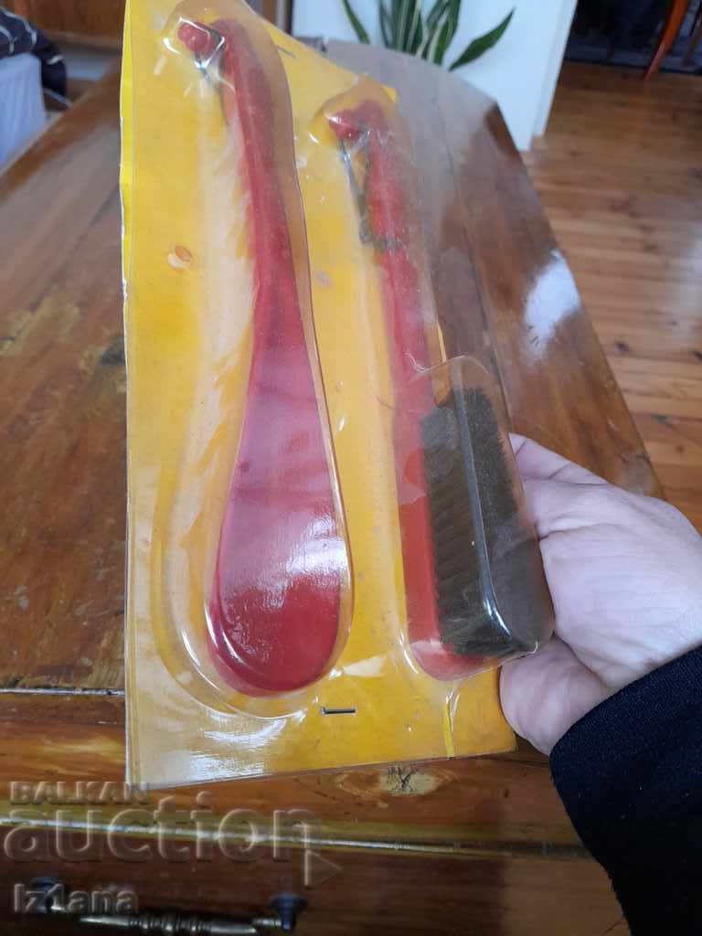 Delivery of Old Shoe Store, Clothes Brush Delivery of Old Shoe Store, Clothes Brush