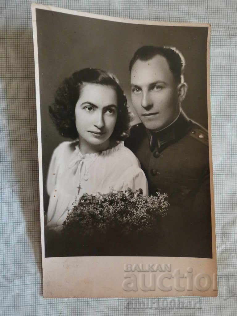Стара снимка Войник с момиче 1943 година